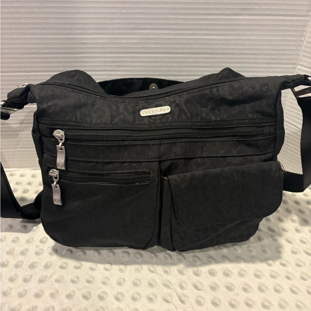 Baggallini Black Shoulder Bag with Multiple Pockets